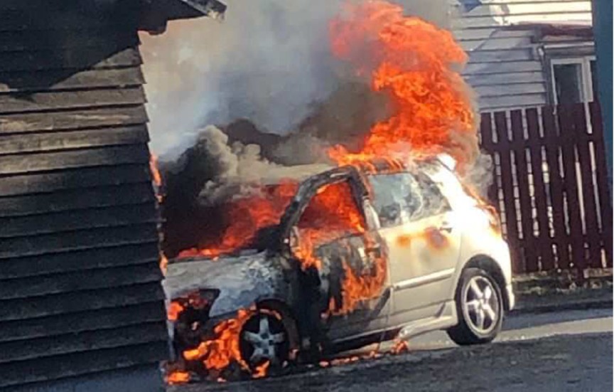 Branden började i bilen och spred sedan sig vidare till huset.