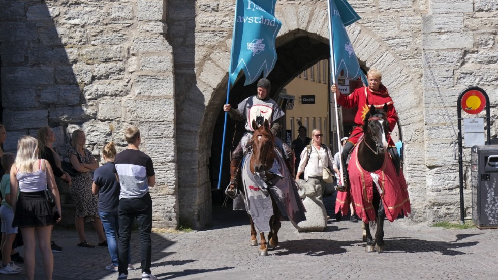 Torneamentums covidriddare ska påminna om att hålla avstånd under högskommarveckorna på Gotland. Här syns Thomas Lindgren på hästen Soprano och Anders Månsson på hästen Sara.