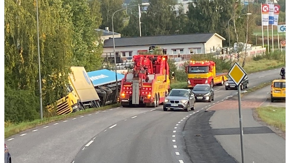 En lastbil med släp hamnade i diket på tisdagsmorgonen.