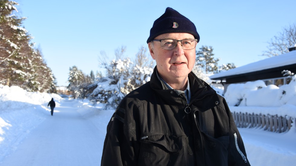 Birger Kumppani, 82-årig språknörd, delar ut dikter till grannskapet under pandemin. "Jag skriver om allting, jämt" säger han. 