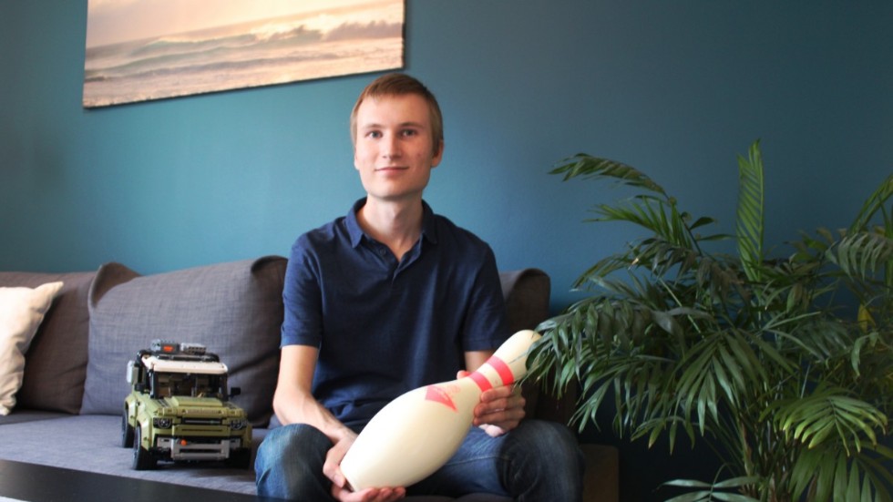Lego, bowling och foto är Joakims stora intressen. Petrolblå är en favoritfärg som fondväggen fått. "Växter är också viktigt att ha, för att luften ska bli bättre", säger Joakim.