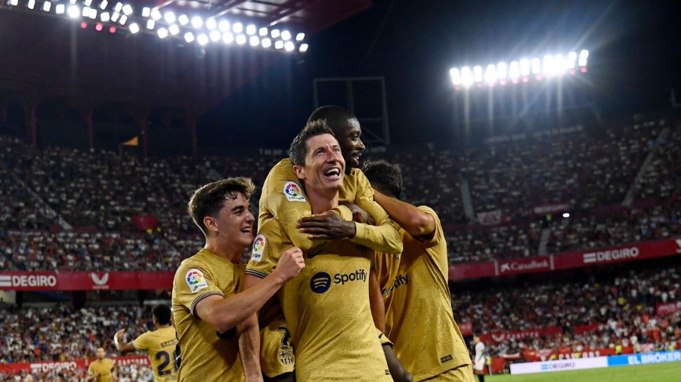 Robert Lewandowski, i mitten, firar sitt 2–0-mål i segermatchen mot Sevilla.