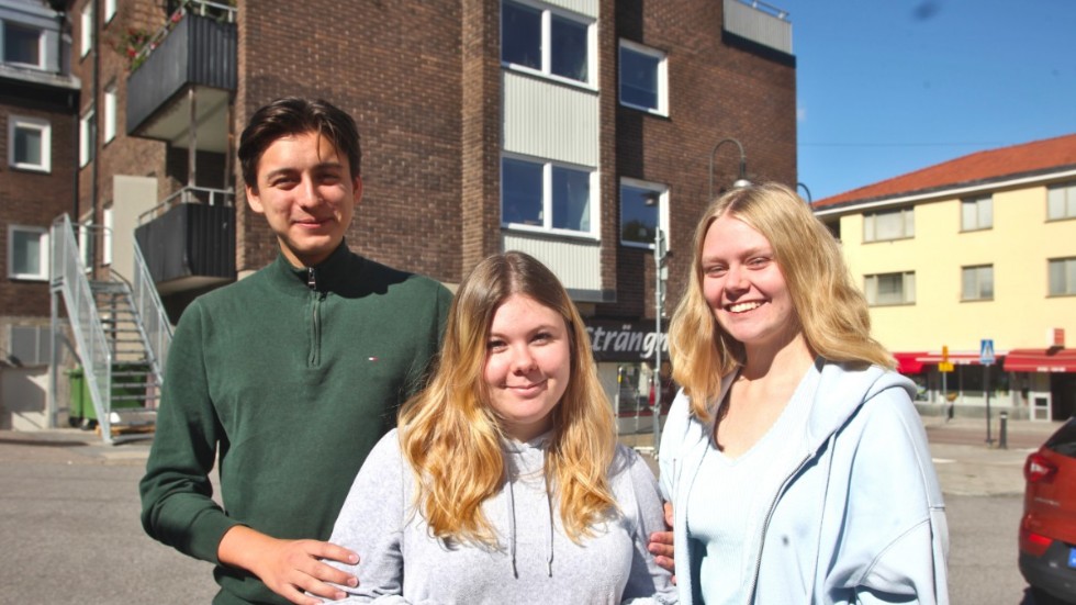 Förstagångsväljarna Alan Gorb Kammerer, Sofia Varga och Lovisa Landberg tror att här i Strängnäs kommer Moderaterna och Sverigedemokraterna att öka jämfört med valet 2018. "Var man än går i Strängnäs ser man massor med reklam för Moderaterna", säger Lovisa Landberg.