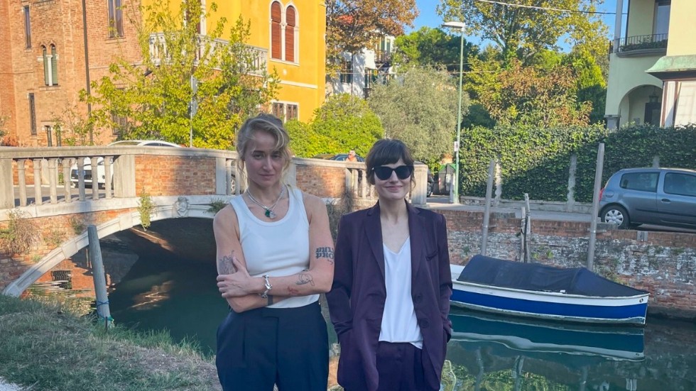 Silvana Imam tillsammans med regissören Isabella Carbonell i Venedig.