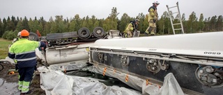 Tankbil med farligt gods välte på E4