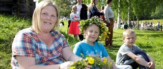 Solen sken över midsommarfirare