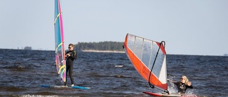 Johan håller vindsurfingskola