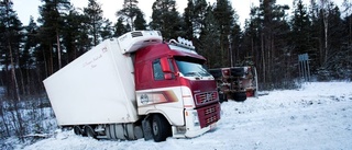 Lastbil har vält efter avfartsväg