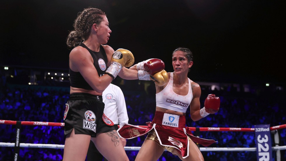 Danska Sarah Mahfoud, till vänster, förlorade lördagens titelmatch i Manchester mot Amanda Serrano från Puerto Rico.