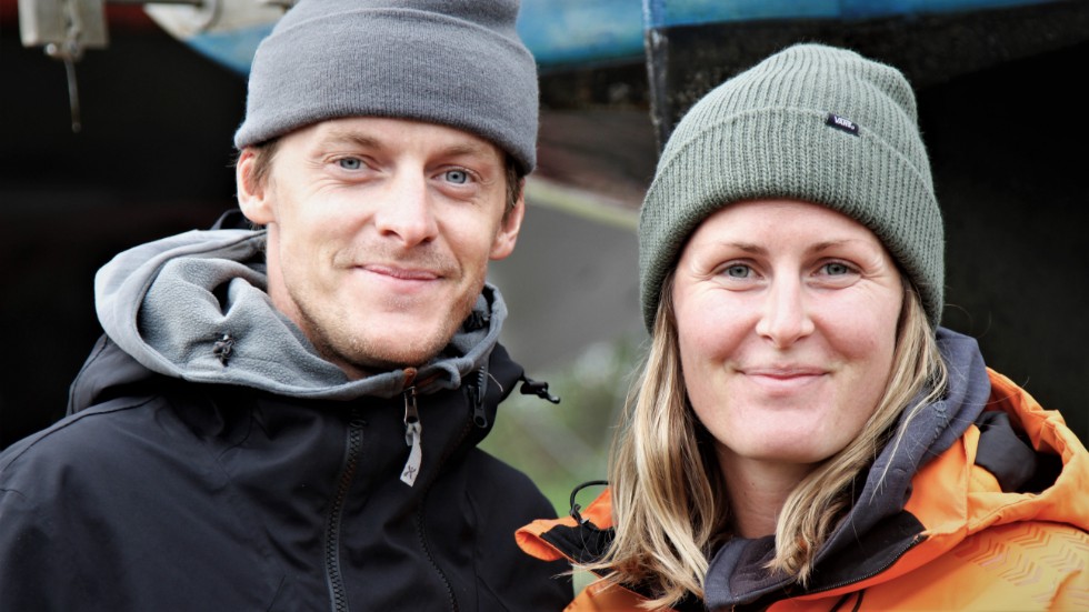 "Vi är faktiskt nybörjare på segling. Vi har lärt oss genom Youtube", säger Tobias Andersson, ursprungligen från Uppsala. I dag bor han och seglarkompanjonen tillika sambon, Evelina Lindmalm, i Stockholm.