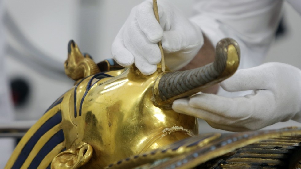 Kung Tutankhamun dog blott 18 eller 19 år gammal. Hans 3|300 år gamla dödsmask restaurerades 2016 efter att skägget ett år tidigare gått av och först lagats med lim. Arkivbild.