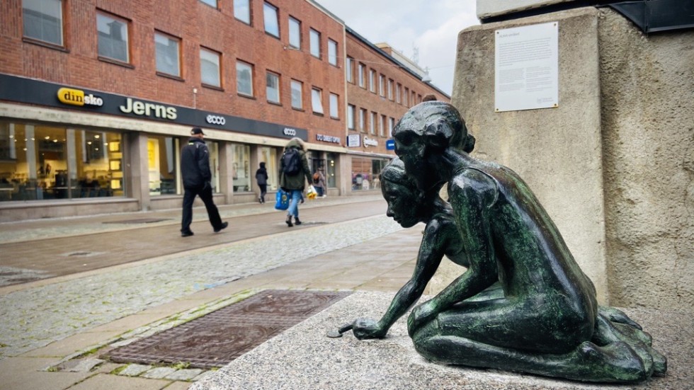 Bronsskulpturen "Spårfinnarna" blev i våras stulen från sin plats i korsningen Svartbäcksgatan-Klostergatan. 