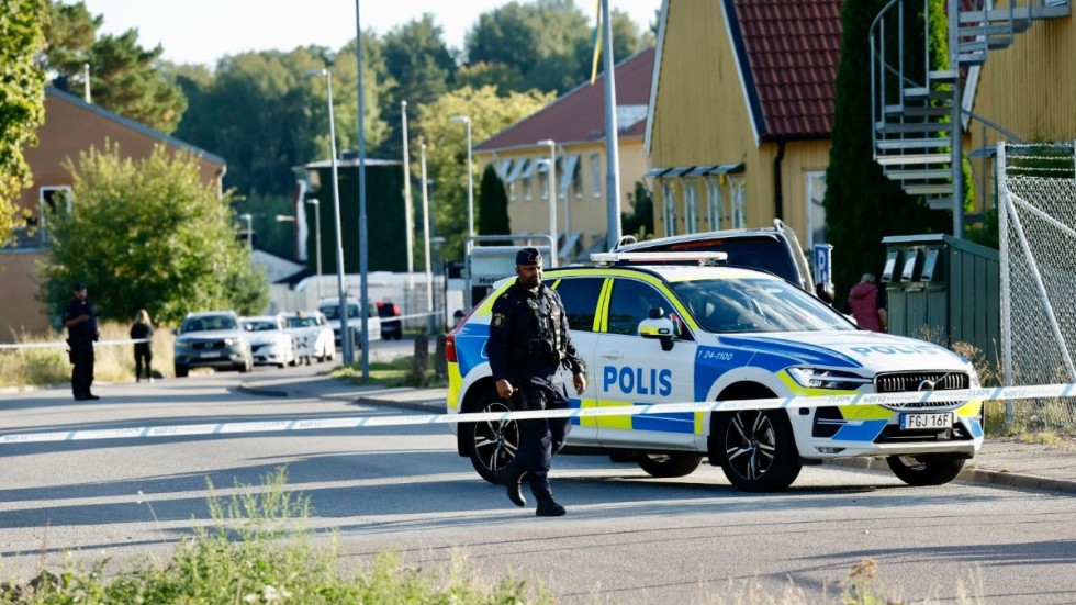 Polis på plats på Hässlö i Västerås efter tisdagens skottlossning.