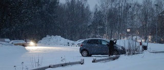 Fortsatt mörkt på parkeringen