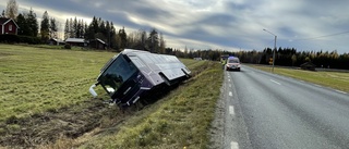 Trafikolycka utanför Boliden – buss välte i diket • En person till sjukhus: "Det var en vuxen person" 