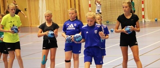 Träning och lek på handbollsskolan