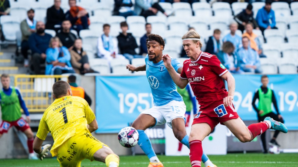 Oscar Jansson med en av alla svettiga räddningar. Det räckte inte till poäng i Malmö.