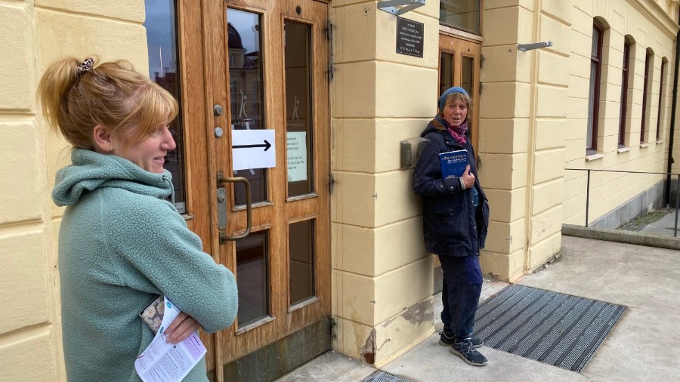 Först i kön. Sandra Tapper (till vänster) och Yvonne Karlqvist var morgonpigga när Kungsgårdsgymnasiet öppnade vallokalen på söndagen.