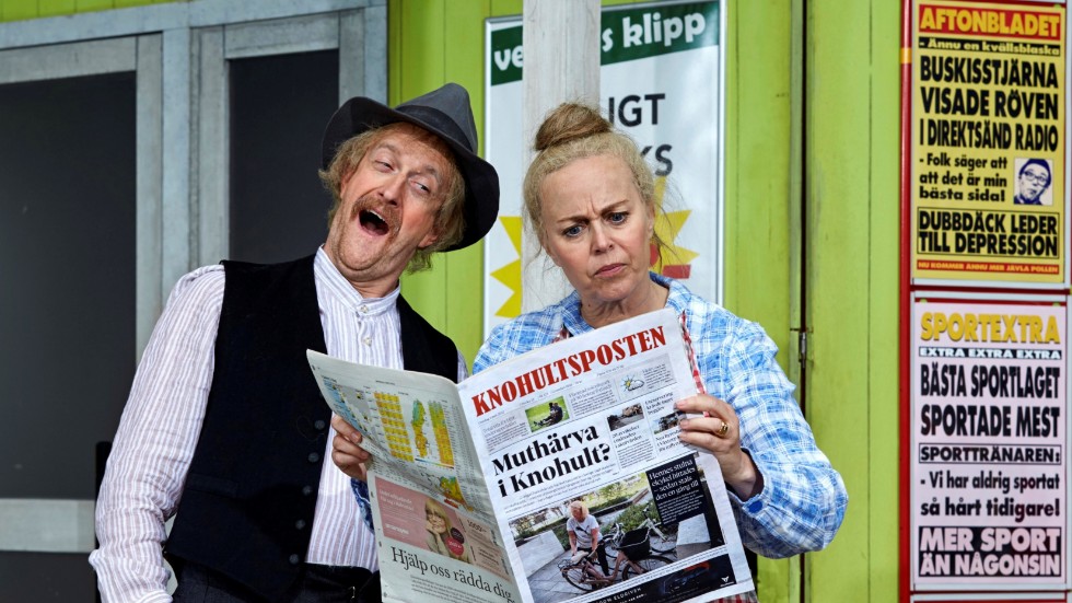 Åsa-Nisse (Mikael Riesebeck) och Eulalia (Annika Andersson) lämnar Knohult och ger sig ut på en resa in i framtiden i komedin "Alla tiders Åsa-Nisse", som stannar till i länet i slutet av november.