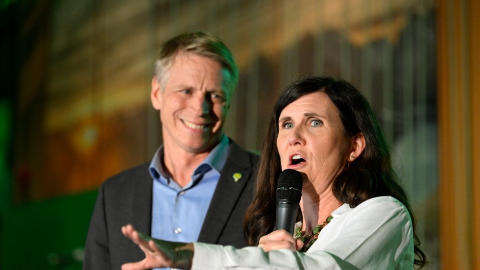 Miljöpartiets språkrör Per Bolund (MP) och Märta Stenevi (MP) firar de ökande siffrorna på Miljöpartiets valvaka på Quality Hotel Globe på söndagskvällen.