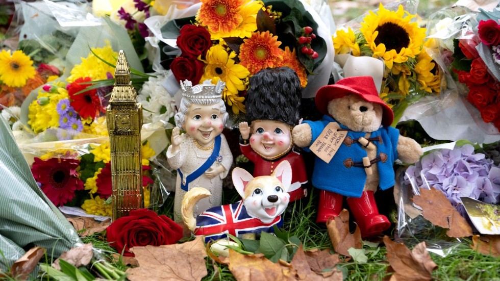 Många av blommorna som lades utanför Buckingham Palace igår med anledning av drottning Elizabeths bortgång har nu flyttats till Green Park.