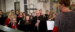 Fullsatt kyrka vid musikgudstjänsten