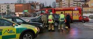 En till sjukhus efter rondellolycka