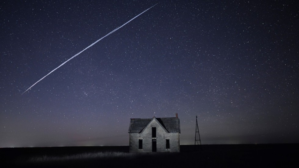 Ett pärlband av Starlink-satelliter fotograferade med lång slutartid över Kansas i USA. Arkivbild.
