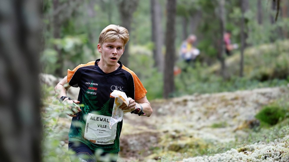 Ville Johansson, OK Kolmården, höll undan för VM-tvåan August Mollén, OK Denseln, i SM-stafetten.
