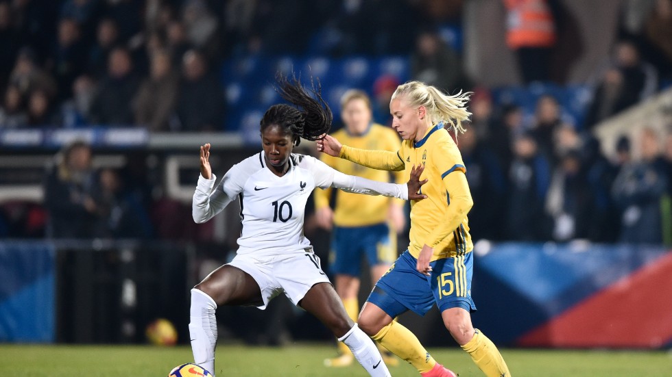 Aminata Diallo, till vänster, i en match mot Sverige. Arkivbild.