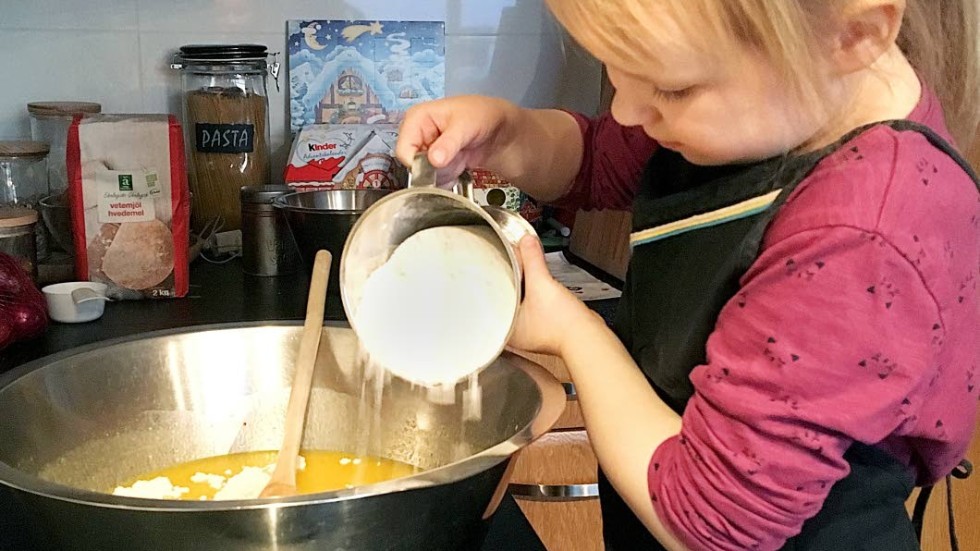 Vi gjorde lussebullar förra helgen. Jag fick sköta ugnen, diska och torka upp mjöl från golvet. Resten gjorde jag-kan-själv-tjejen.