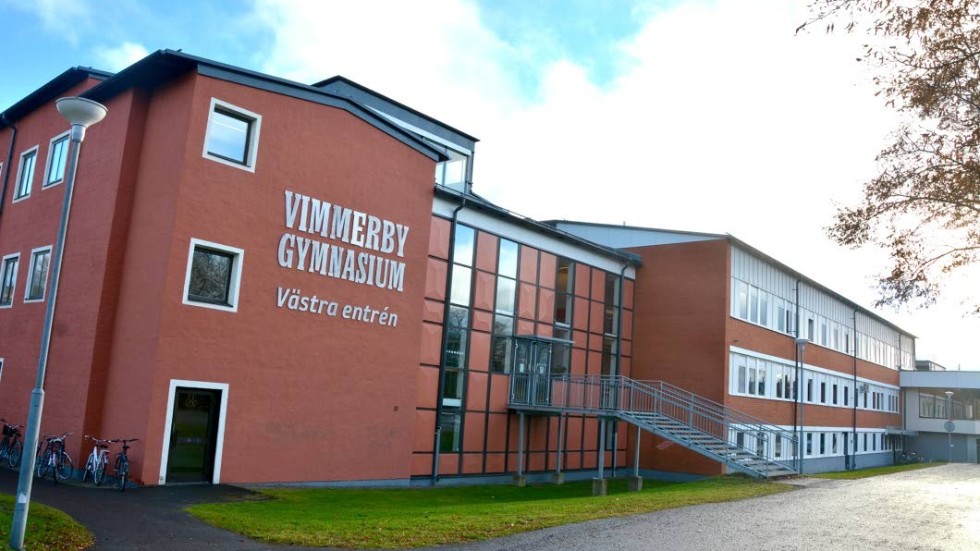 En mindre elevkull än föregående år och fler elever som väljer bort gymnasiet på hemmaplan tvingar barn- och utbildningsnämnden att leta efter åtgärder för att minska kostnaderna med drygt sex miljoner.