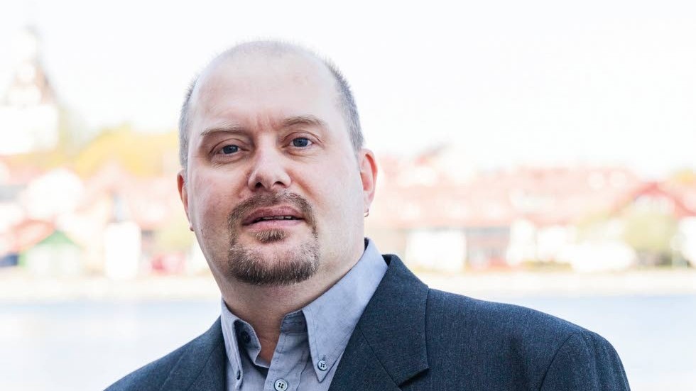 Tar plats. Dan Larsen (SD) är en av de kommande ledamöterna i kyrkofullmäktige i Södra Tjust pastorat. SD är nya i fullmäktige och säger att de ska jobba för att avpolitisera kyrkan.