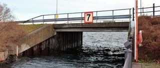 Trafiken stängs av vid torget - kommunen ska byta räcken