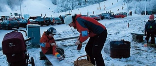 Snö och kö i backen i Kisa