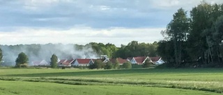 Brand i häck spreds till bil