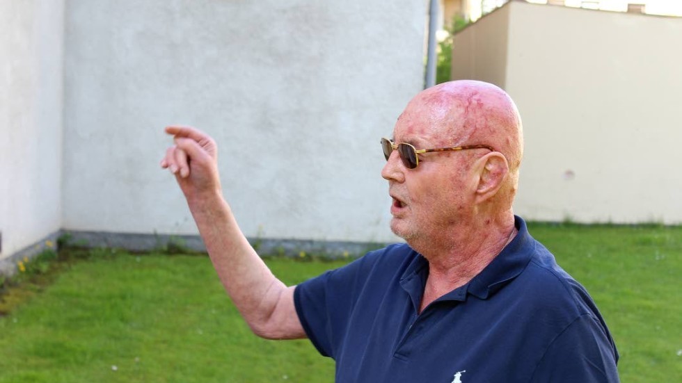 Gräsmattan. "Parkeringsplatserna kommer precis nedanför sovrumsfönstren på det där huset", säger Erik Larsson.