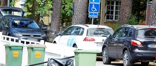 Badet anlitar parkeringsvakter