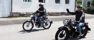 Här rullar motorcyklarna genom staden