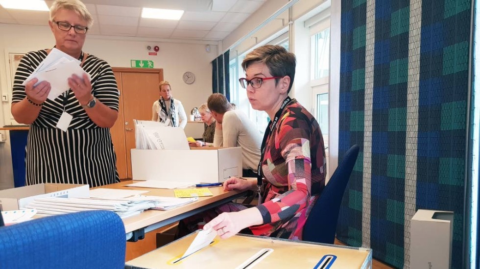 Kommunjurist Helena Göransson (stående) och säkerhetschef Johanna Haapamäki sorterar röster i Motala.