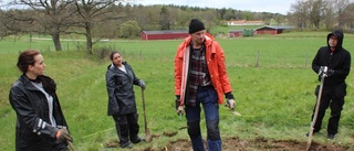 Studenter undersöker gravfält