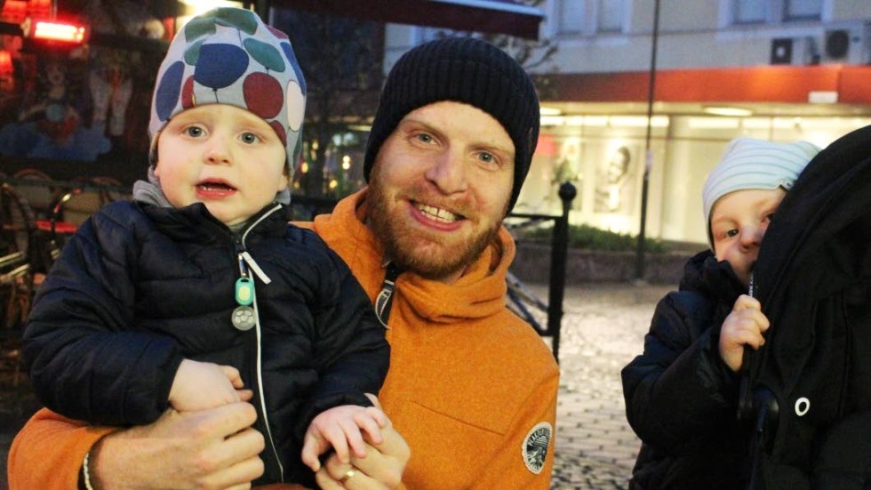 Johan Wändesjö är föräldraledig med sönerna Wilmer och Melker.  - Jag kommer att ta ut ungefär ett halvår. Jag är emot att man vill reglera det. Jag tror att det kommer bli mer jämställt över tid, det är en generationsfråga. För oss i familjen handlar det om att maximera tiden som vi kan vara tillsammans med våra barn, säger han.