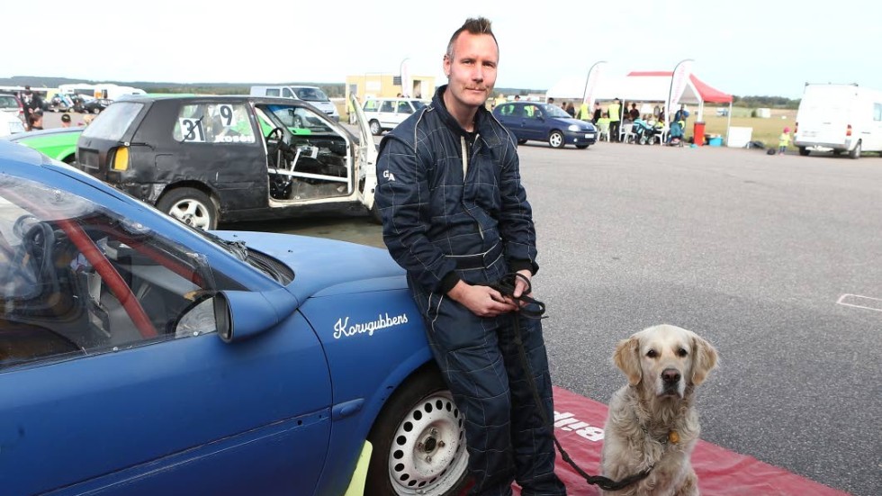Tävlingsvant par. Både Mikael Andersson och Golden retrivern Twister gillar tävlingshelgerna.