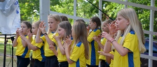 Danstjejer showade i parken