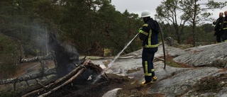 Brand bröt ut i rotvälta