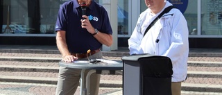 Politiker grillades på torget