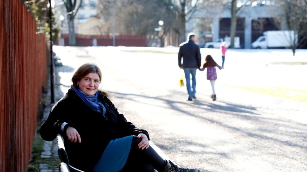 Köp en svensk hund. Utländska gatuhundar är bättre att hjälpa på plats, anser länsveterinär Helen Loor.