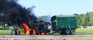 Skördetröska totalförstördes i brand