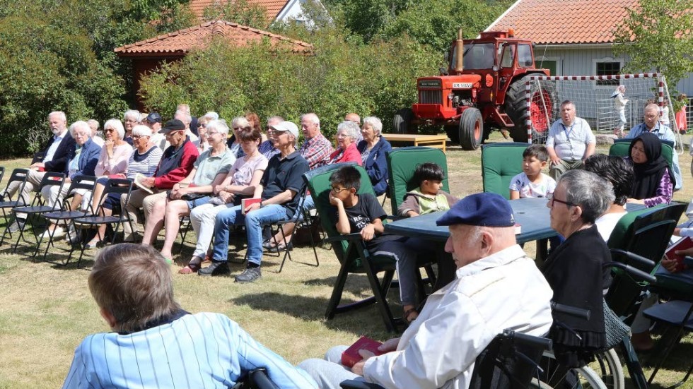 Många besökare kom på friluftsgudstjänsten bakom Församlingshemmet.