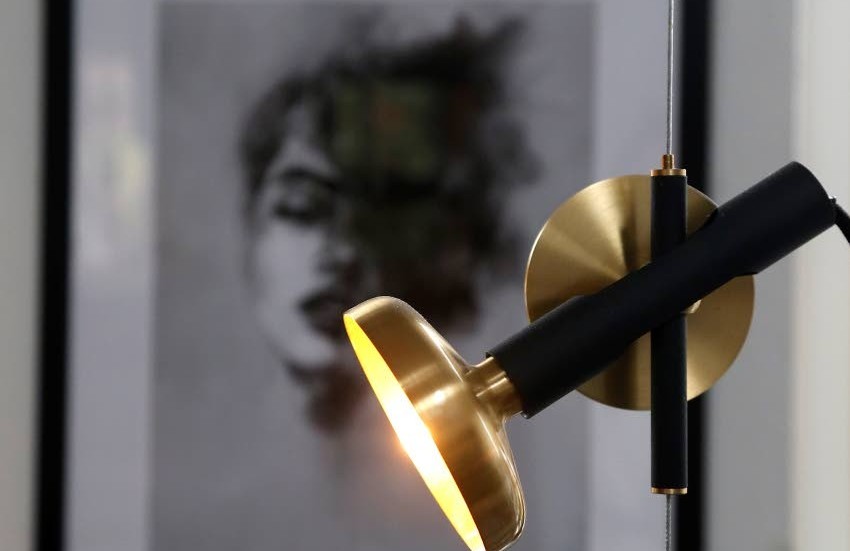 Läslampan vid soffan i vardagsrummet löper på en metalltråd som går från golv till tak. Fritt fram att ändra riktning och höjd.